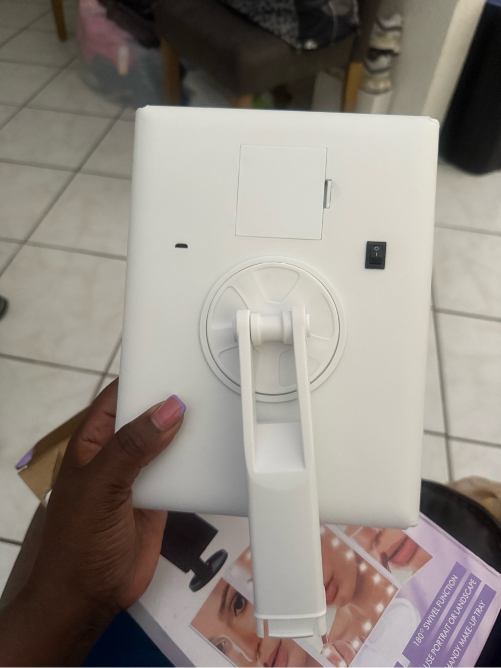 Magnifying LED Mirror - Picture 6 of 10